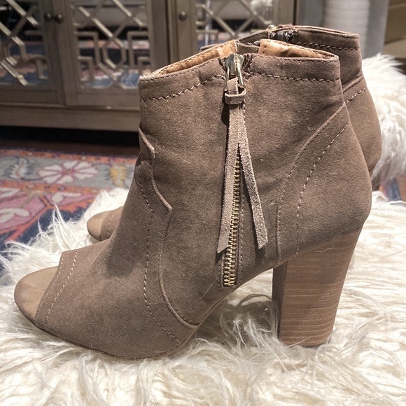 Open toe booties. Size 8.5 - Picture 7 of 7